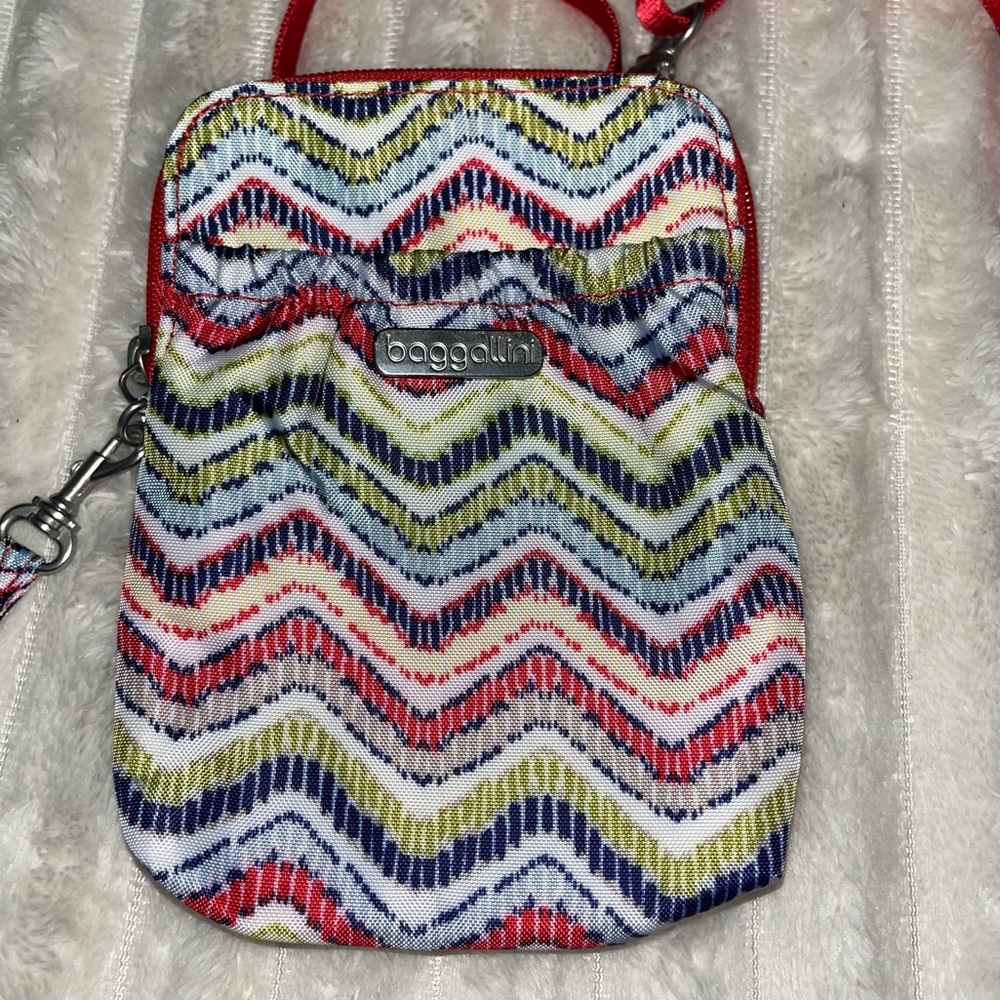 Baggallini Chevron Multi Colored Print Nylon Rfid… - image 2
